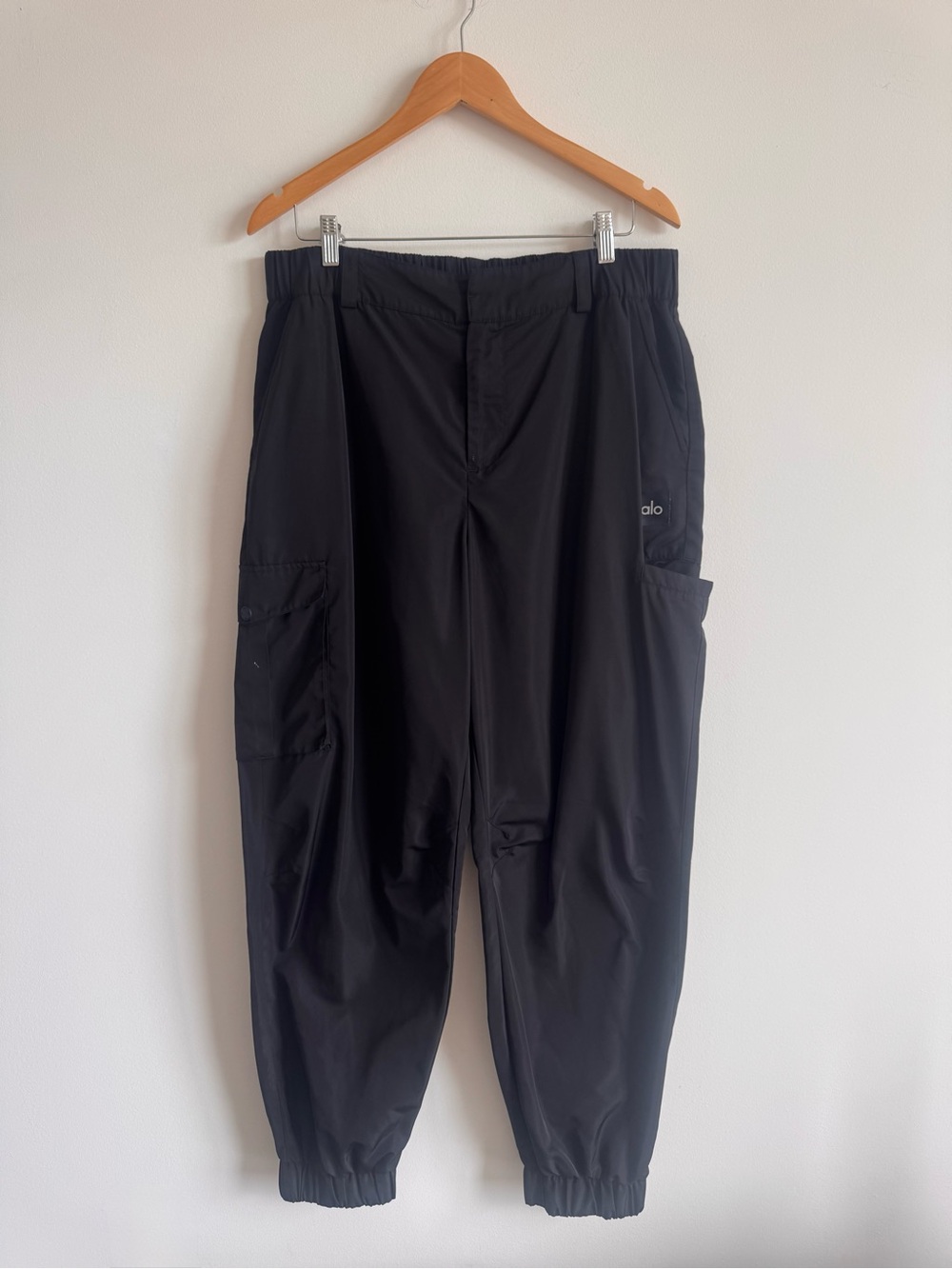 Alo Yoga | High Waist Break Line Celana Cargo Jogger Pants - Black Large - Picture 7 of 12